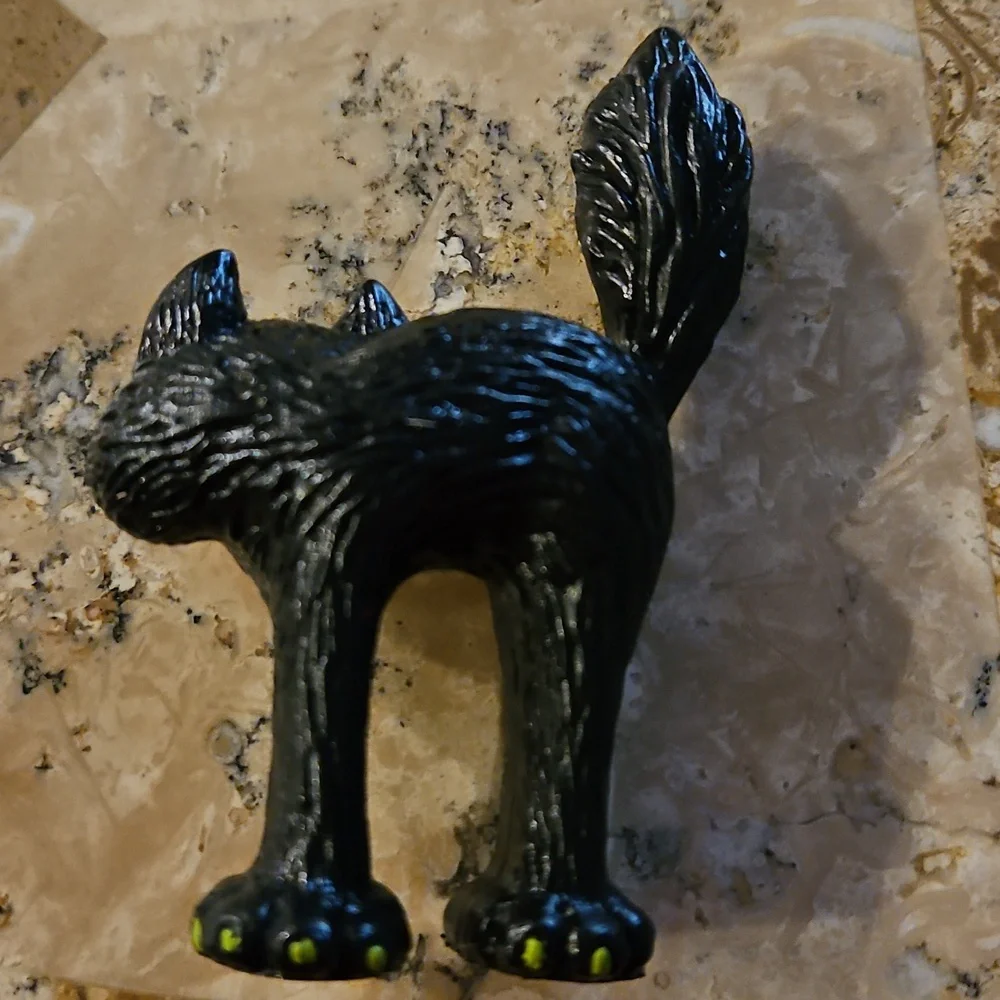 Hallmark Heartline Merry Miniatures Scaredy Black Cat Figure Figurune